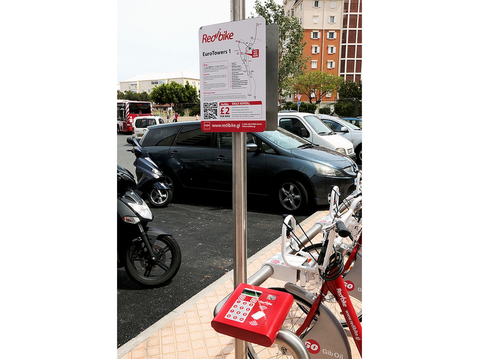 Punto de anclaje de bicicletas Redbike en Gibraltar.jpg